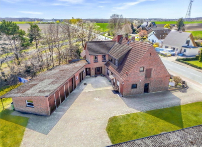 Luftbild Wohnhaus mit Garagengebäude