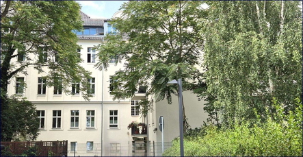 Rückseite mit Terrasse