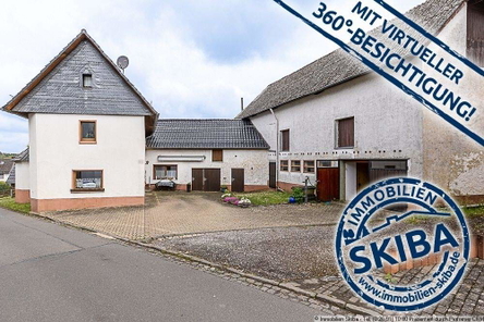 Bauernhaus mit Scheunen