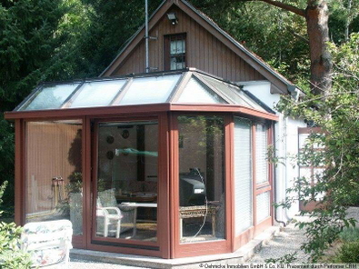 Hausansicht mit Wintergarten