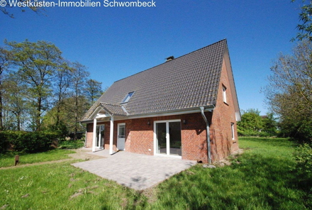 Modernes Einfamilienhaus mit großzügiger Terrasse und Satteldach