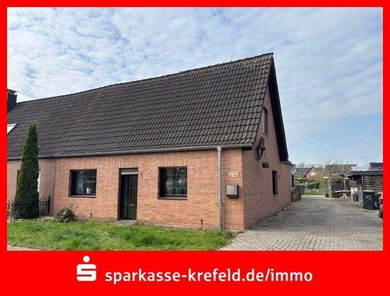 Vorderansicht mit Einfahrt