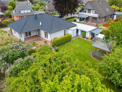 Luftbild mit Grundstück, Garten und Carport