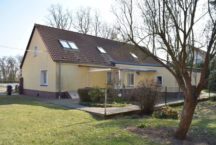 Gartenansicht mit Anbau