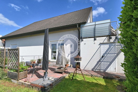 Die gemütliche Terrasse und der Zugang zur Garage