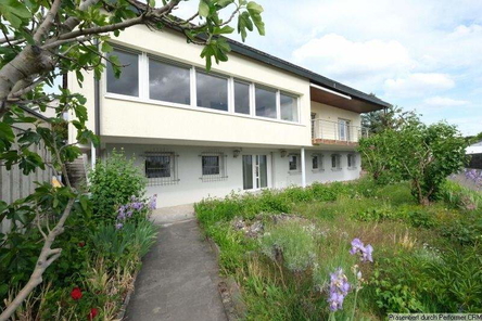 Hausansicht und Garten Südwest