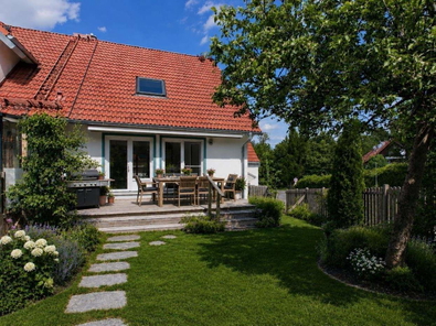 Visualisierung: Blick vom Garten auf das gepflegte Reiheneckhaus