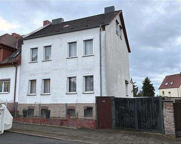 Außenansicht mit Einfahrt