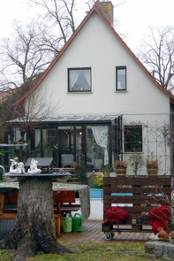 Rückseite Haus mit Wintergarten.JPG