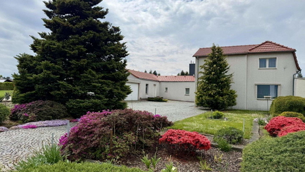 Vorderansicht Haus und Garten
