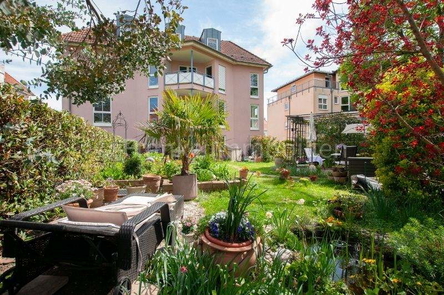 Blick vom Garten zur Terrasse