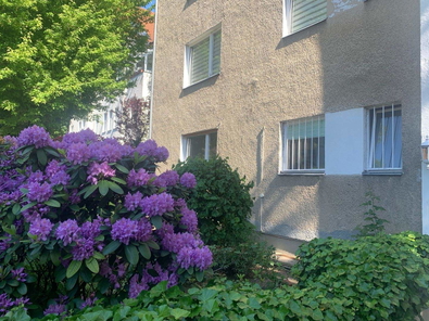 Hausfront mit Vorgarten