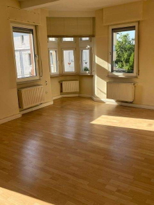 Blick ins große, helle Wohnzimmer