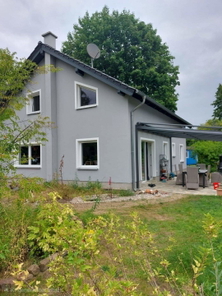 Blick von Vorgarten auf Terrasse