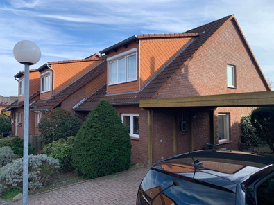 Frontansicht mit Carport