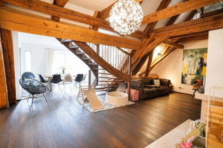 Esszimmer mit Zugang zur Dachterrasse