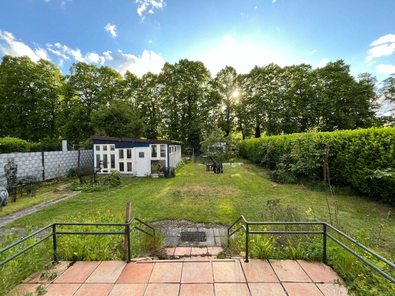 Blick von Terrasse in Garten
