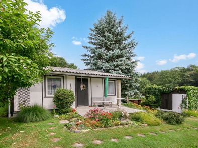 13 Blick auf Bungalow und Schuppen