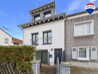 REMAX Immobilien DeLux Einfamilienhaus Frontansicht Schwalbach Mark Borowicz