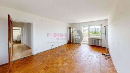 Wohnzimmer mit Zugang zur Küche und Balkon