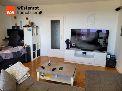 Wohn-Schlafzimmer mit Stäbchenparkett und Balkon