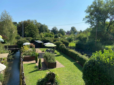 Aussicht vom Balkon in den Garten