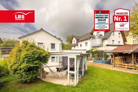 Altbau, EG-Wohnung mit separatem Eingang und Gartenanteil, rechts im Hintergrund der Neubau