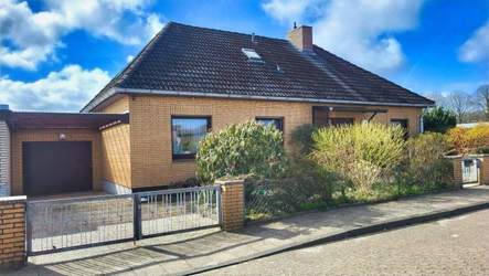 NORD-Nordost-Seite mit Garage