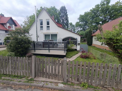 Vorderansicht mit Terrasse