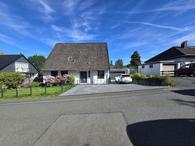 Haus mit Vorgarten und Parkplatz
