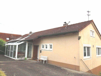 Wohnhaus mit 2 Garagen, Wintergarten und Ökonimiegebäude