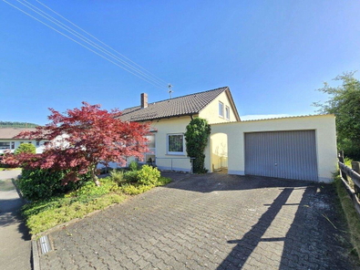 Hausansicht mit Garage