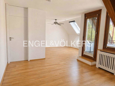 Heller Wohnbereich mit Zugang zum Balkon