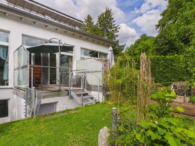 Südterrasse und Gartenanteil