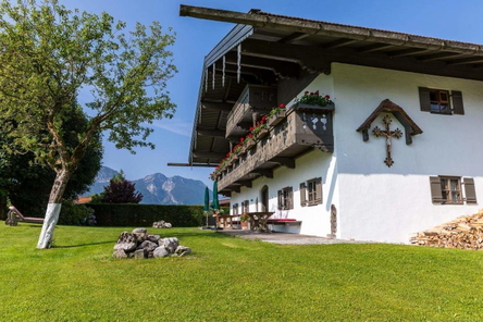 Traditionelles Bauernhaus in idyllischer Lage mit freiem Blick auf die umliegende Berglandschaft