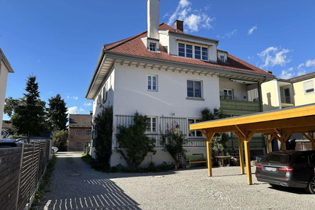 Rückansicht Wohnhaus mit Hof und Carport