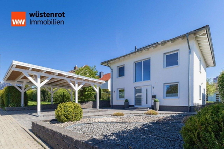 Front mit Doppelcarport