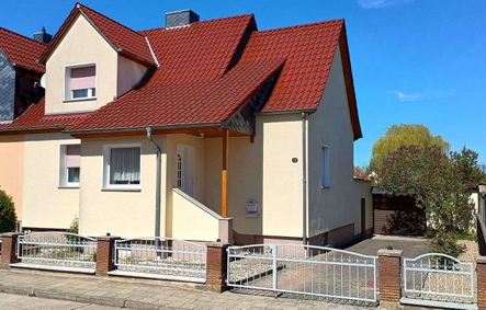 Vorder- und Giebelseite Straßenansicht!