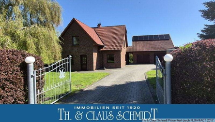 Wohnhaus mit massiven Nebengebäuden