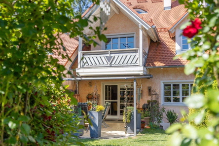 Exklusive Maisonette in traumhafter Ruhelage – Schlösschen-Architektur, Garten & 2 TG-Plätze