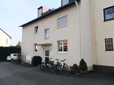 Hauseingang - Parkplatz links im Bild