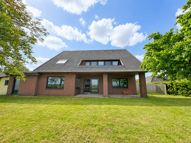 Rückansicht mit Garten und überdachter Terrasse