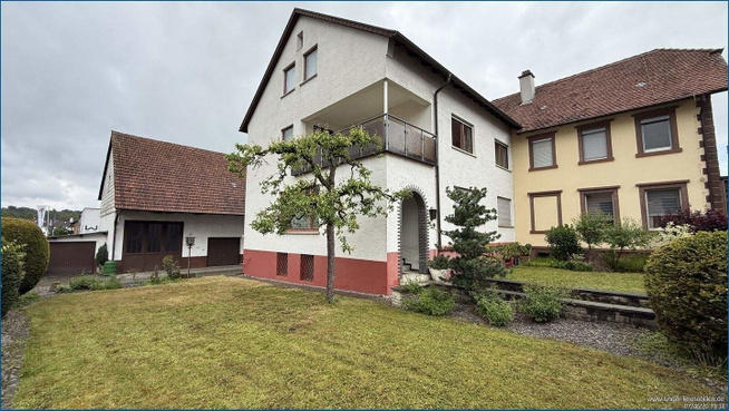 Bild: Hausansicht mit Vorgarten