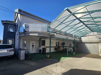 Ansicht mit Garage