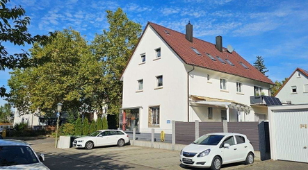 Außenansicht Süd-West mit 6 Autostellplätzen.