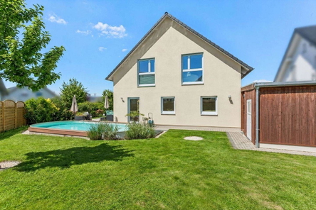 Rückansicht mit Pool