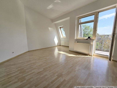 Wohnzimmer mit Balkon
