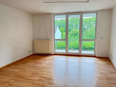 Wohnzimmer mit Balkonausgang