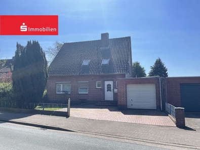 Hausansicht mit Garage