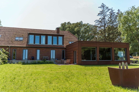 Hausansicht-Garten.jpg